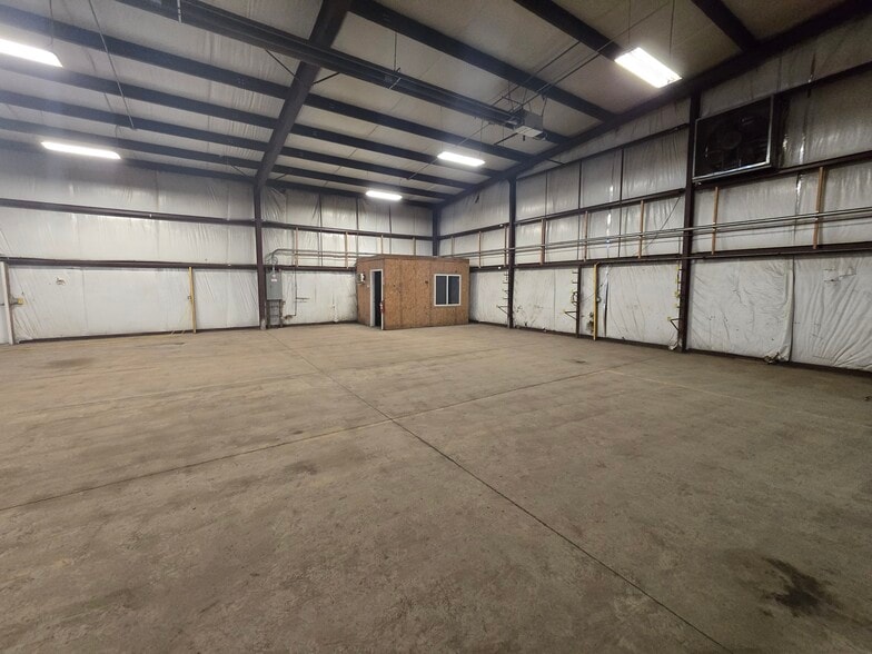 More Photos Of 14 Park Dr, Franklin Warehouse For Lease
