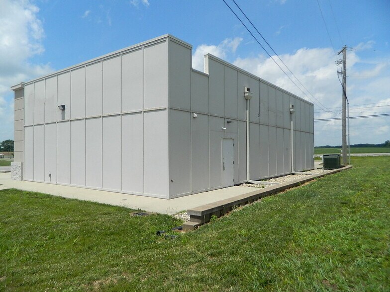 More Photos Of 912 Commerce Dr, Fairfield Freestanding For Lease