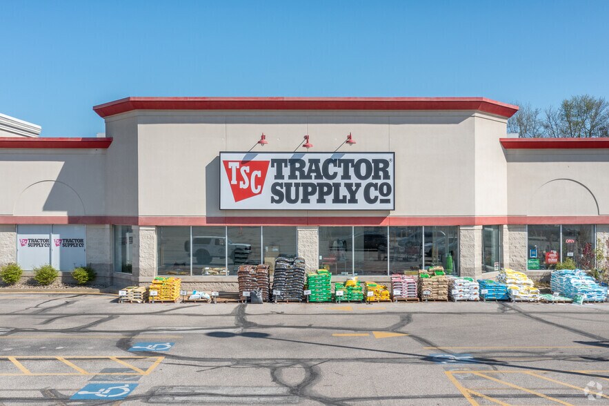 More Photos Of 6581-6603 N Ridge Rd, Madison Freestanding For Lease