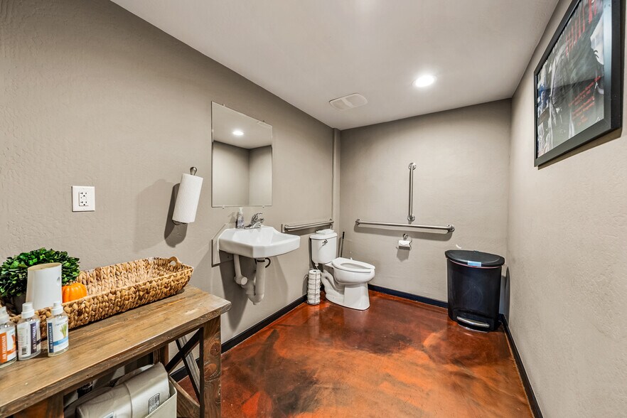 More Photos Of 3811 Crater Lake Hwy, Medford Warehouse For Sale