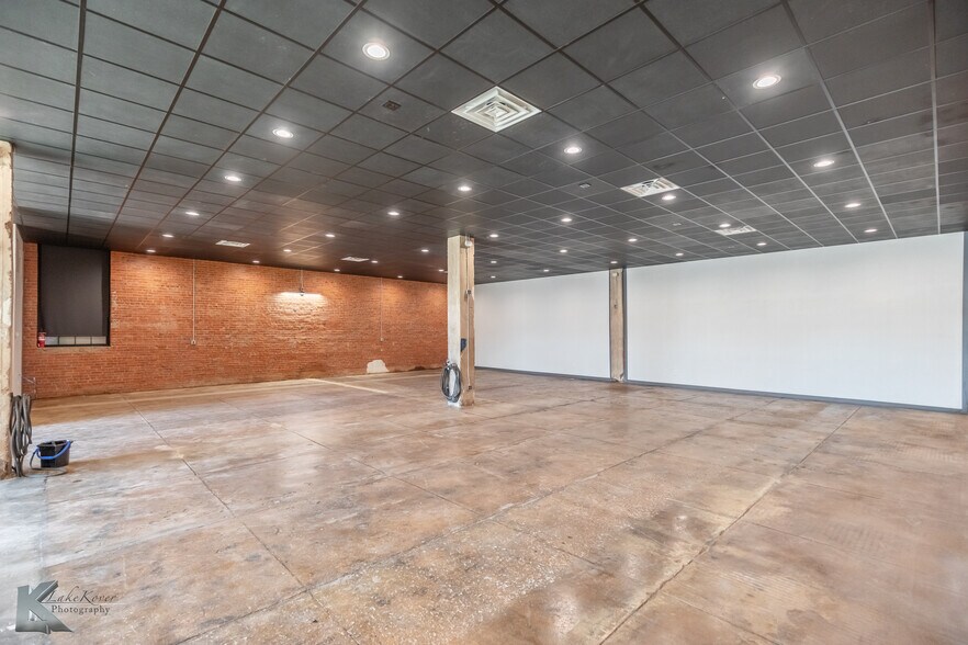More Photos Of 141 Oak St, Abilene Storefront Retail Office For Sale