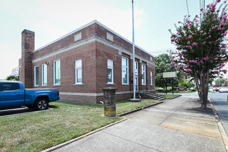 More Photos Of 128 W Harden St, Graham Freestanding For Sale