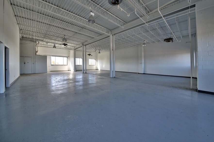 More Photos Of 8515 Av 9e, Montréal Light Manufacturing For Sale