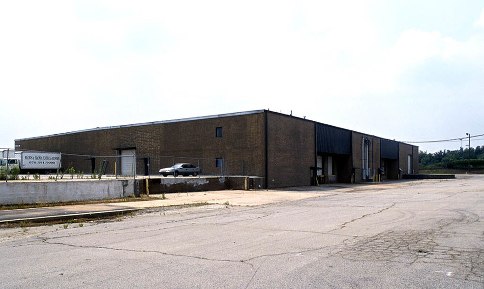 More Photos Of 15 Royal Dr, Forest Park Warehouse For Lease