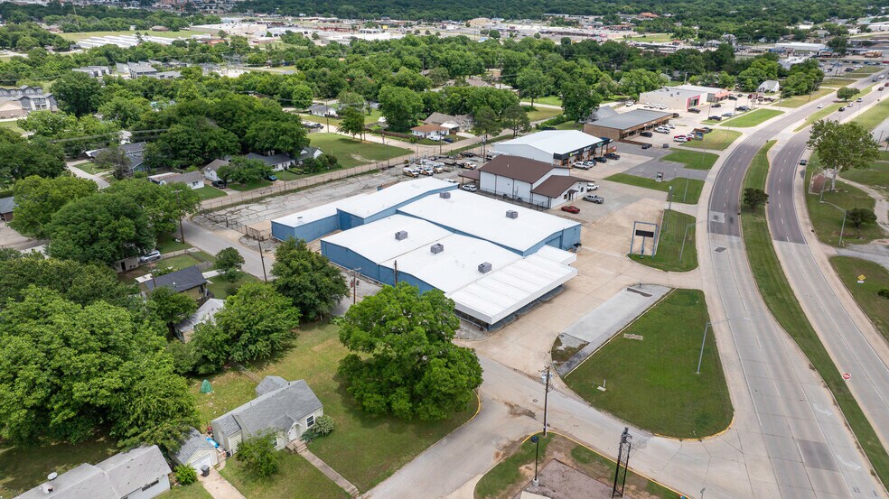 More Photos Of 1511 W Broadway St, Ardmore Auto Dealership For Sale