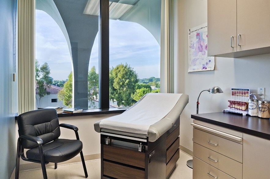 More Photos Of 23521 Paseo de Valencia, Laguna Hills Medical For Lease