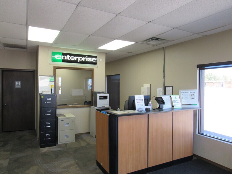 More Photos Of 1904 E Broadway St, Altus Distribution For Sale