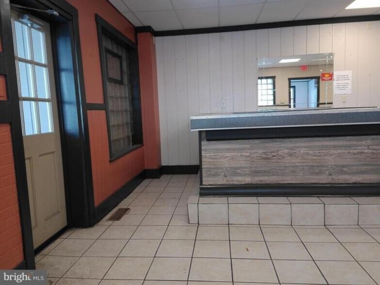 More Photos Of 2 W Market St, Gratz Storefront Retail Residential For Lease