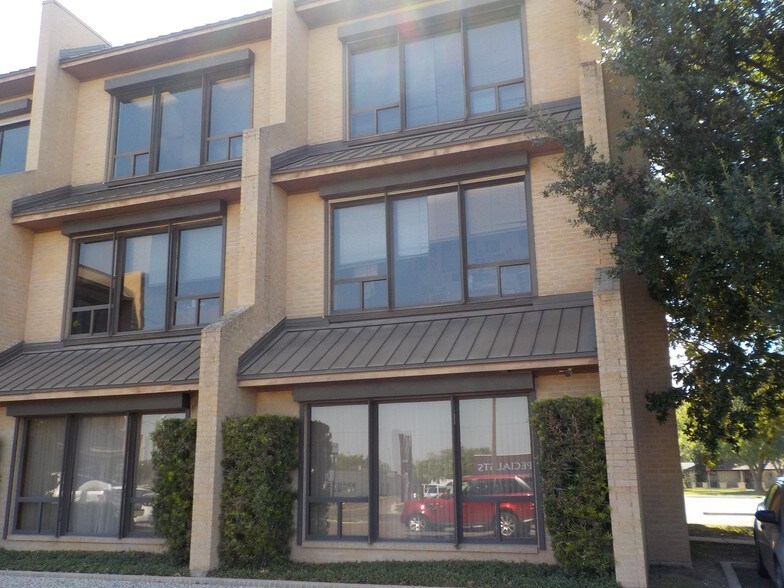 More Photos Of 3700 N 10th St, McAllen Office For Lease