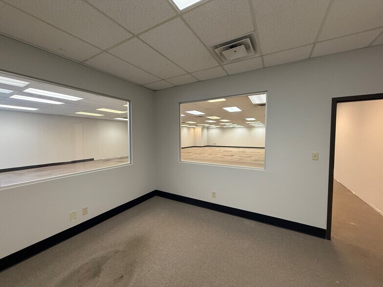 More Photos Of 800-820 Freeway Dr N, Columbus Office For Lease
