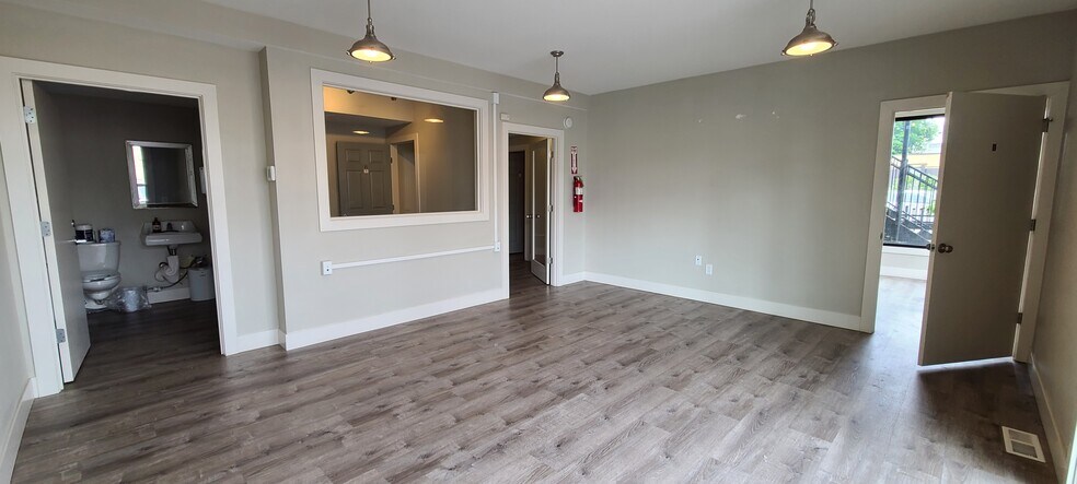More Photos Of 651 High St, Salem Office For Lease