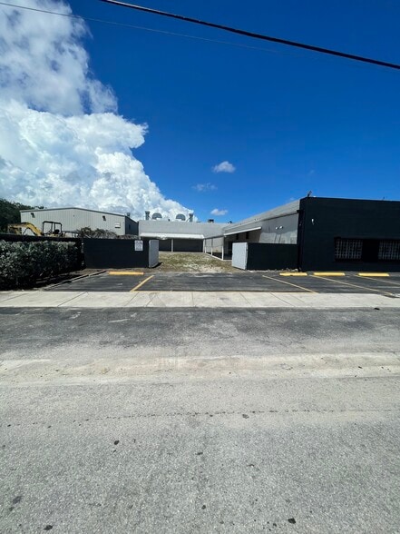 More Photos Of 5731 SW 23rd St, West Park Auto Repair For Lease