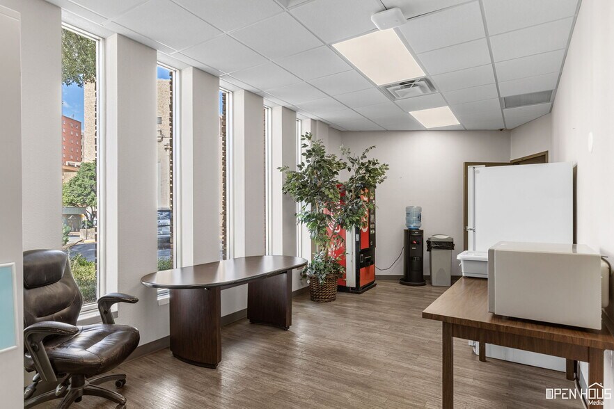 More Photos Of 915 9th St, Wichita Falls Office For Sale