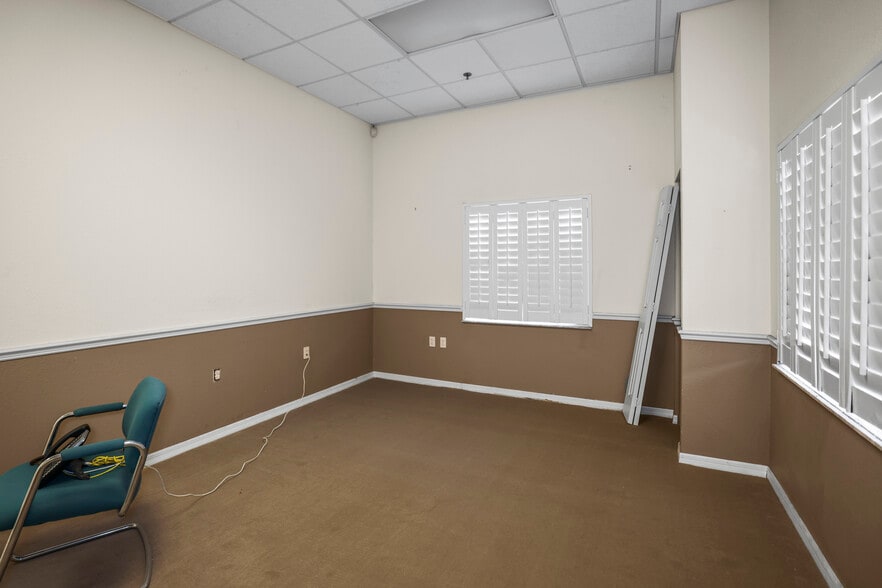 More Photos Of 1555 Sunshine Dr, Clearwater Warehouse For Sale