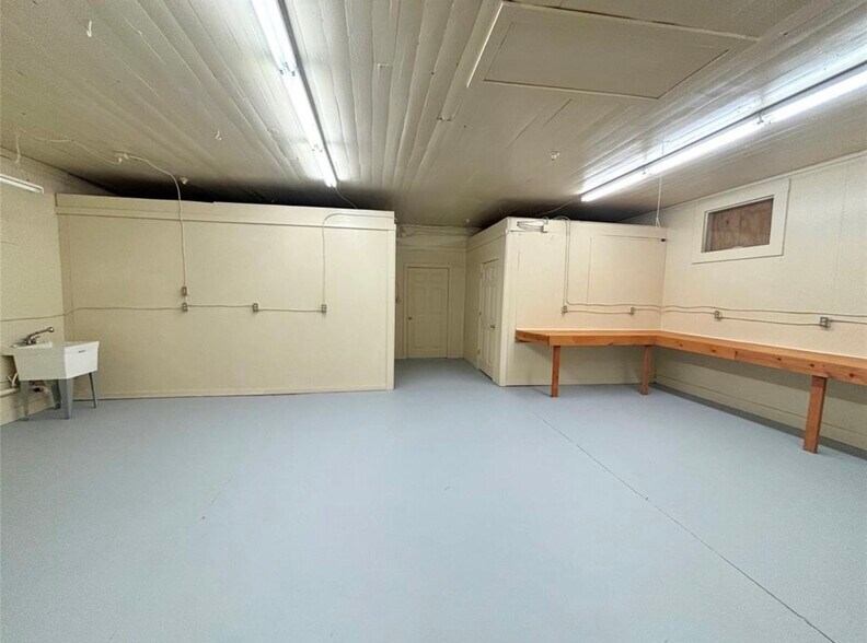 More Photos Of 110 N Zavalla St, Jasper Showroom For Sale