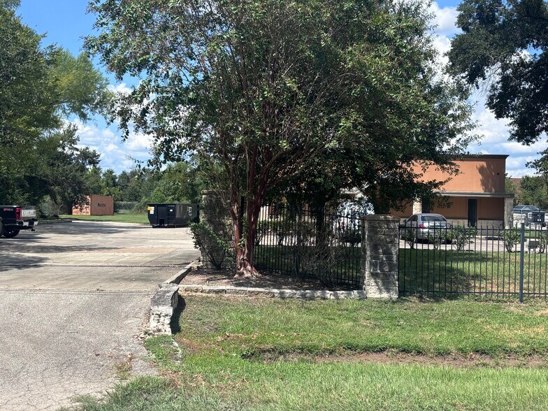 More Photos Of 10450 Cossey Rd, Houston Industrial For Sale