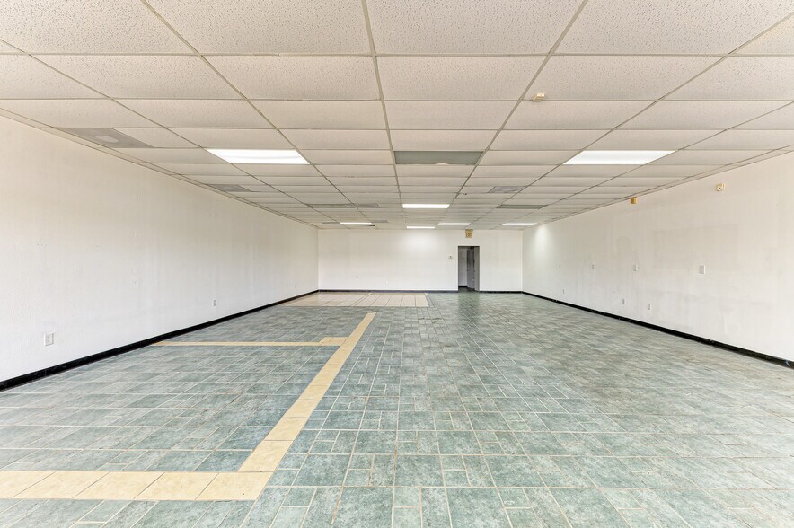 More Photos Of 935 N Beneva Rd, Sarasota Unknown For Lease
