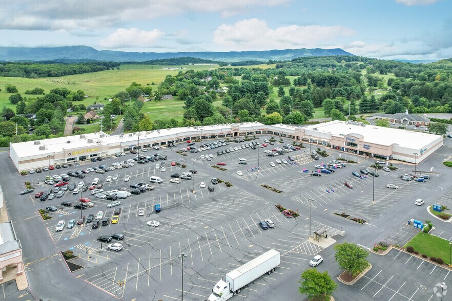 More Photos Of 1790 E Market St, Harrisonburg General Retail For Lease