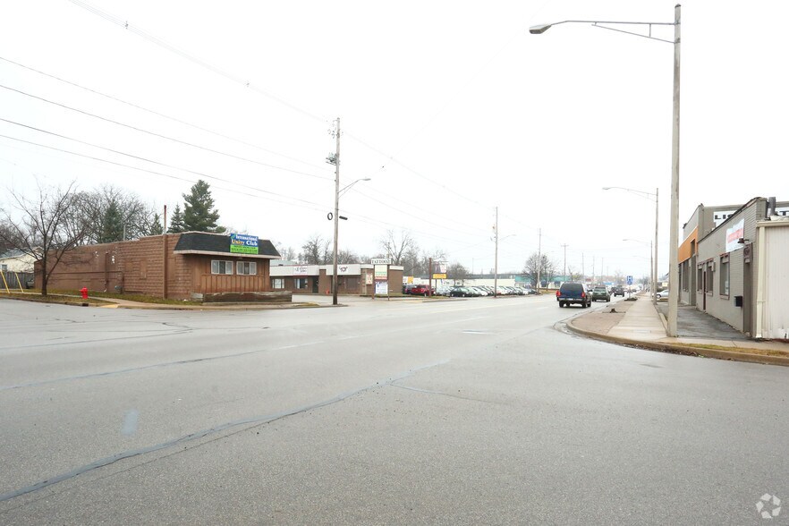 More Photos Of 2820 S Cedar St, Lansing Storefront For Lease