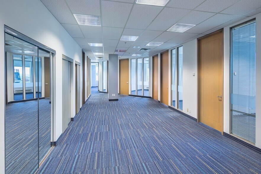 More Photos Of 2500 Boul Daniel-Johnson, Laval Office For Lease