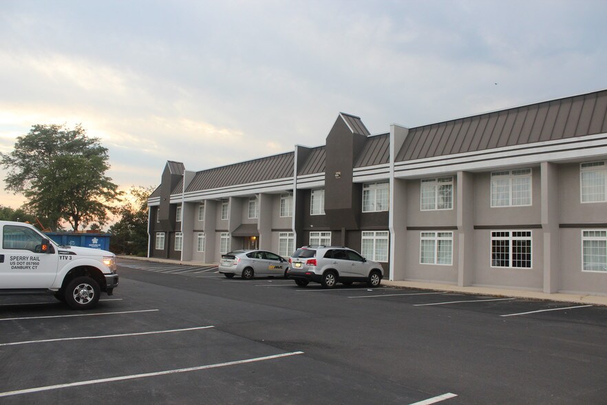 Primary Photo Of 148 Sheraton Dr, New Cumberland Hotel For Sale