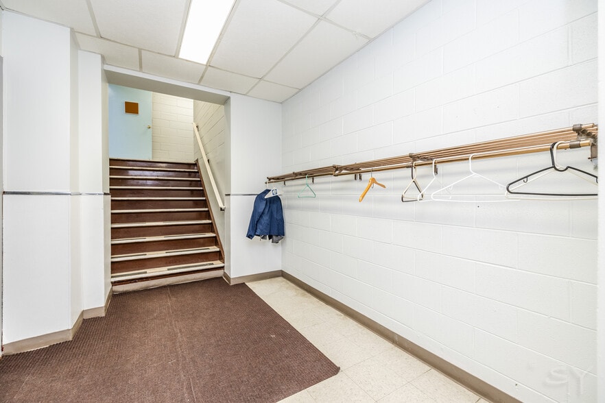 More Photos Of 1437 Oakton St, Park Ridge Specialty For Sale