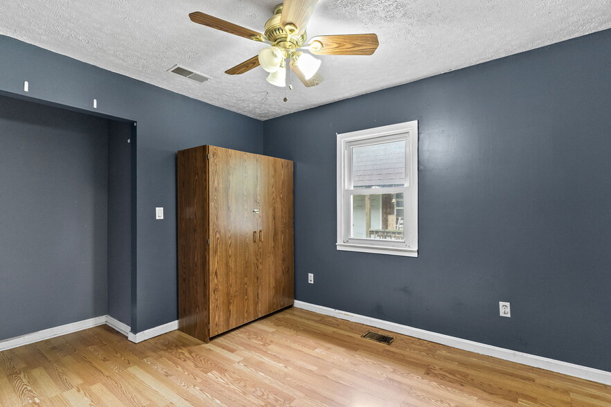 More Photos Of 305 S Ferguson St, Henryville General Retail For Sale