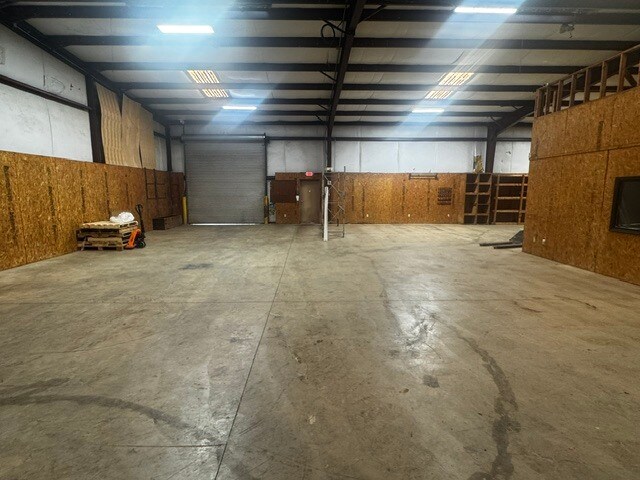 More Photos Of 107 Corporate Park East Dr, Lagrange Warehouse For Lease