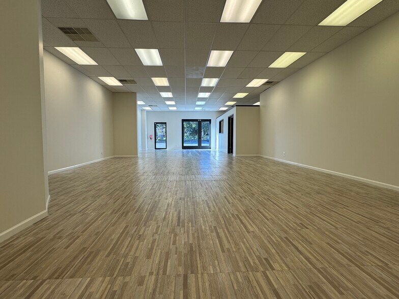 More Photos Of 517 N Lake Ave, Twin Lakes Showroom For Lease