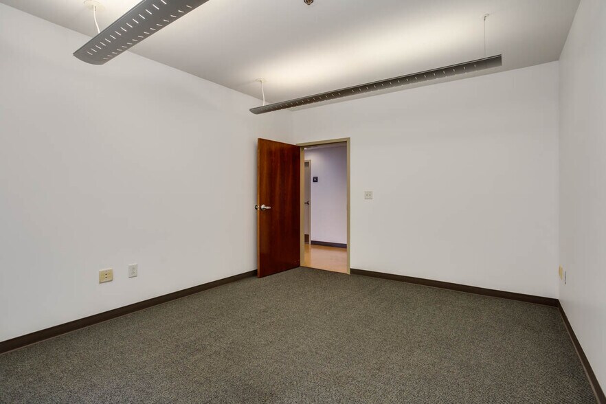 More Photos Of 1140 E Market St, Charlottesville Office For Lease