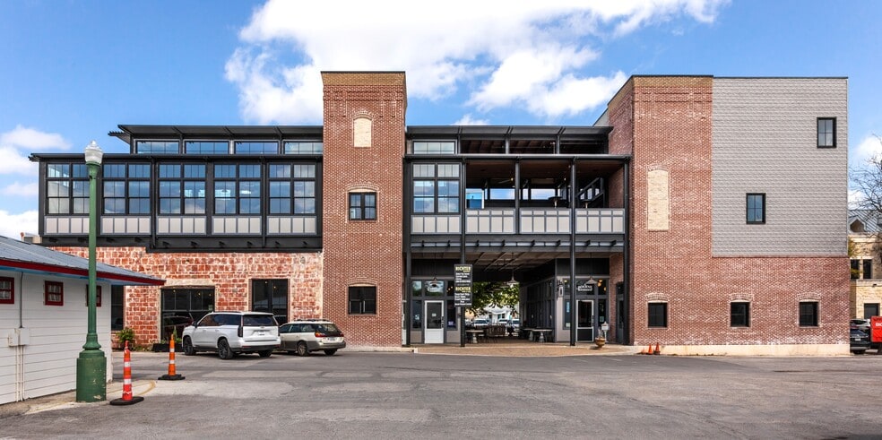 More Photos Of 153 S Main St, Boerne General Retail For Lease