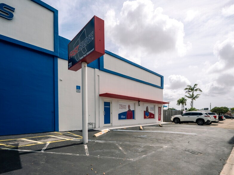 More Photos Of 211-215 E Oakland Park, Oakland Park Freestanding For Sale