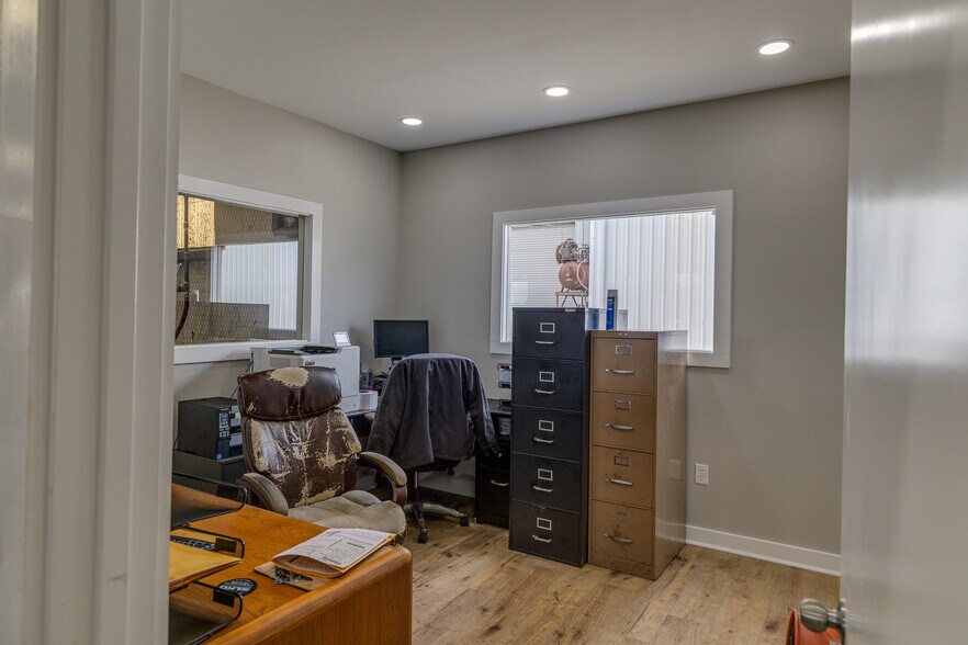 More Photos Of 208 Franklin Dr, West Monroe Distribution For Sale