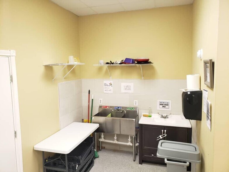 More Photos Of 6603 Langham Dr, Houston Religious Facility For Lease