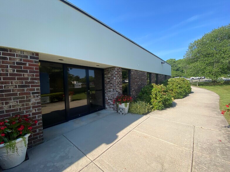 More Photos Of 97 John Clarke Rd, Middletown Office For Sale