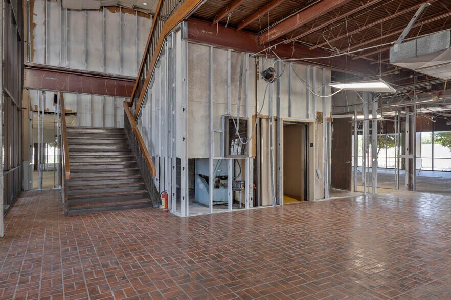 More Photos Of 4221 S Walton Walker Blvd, Dallas Office For Sale