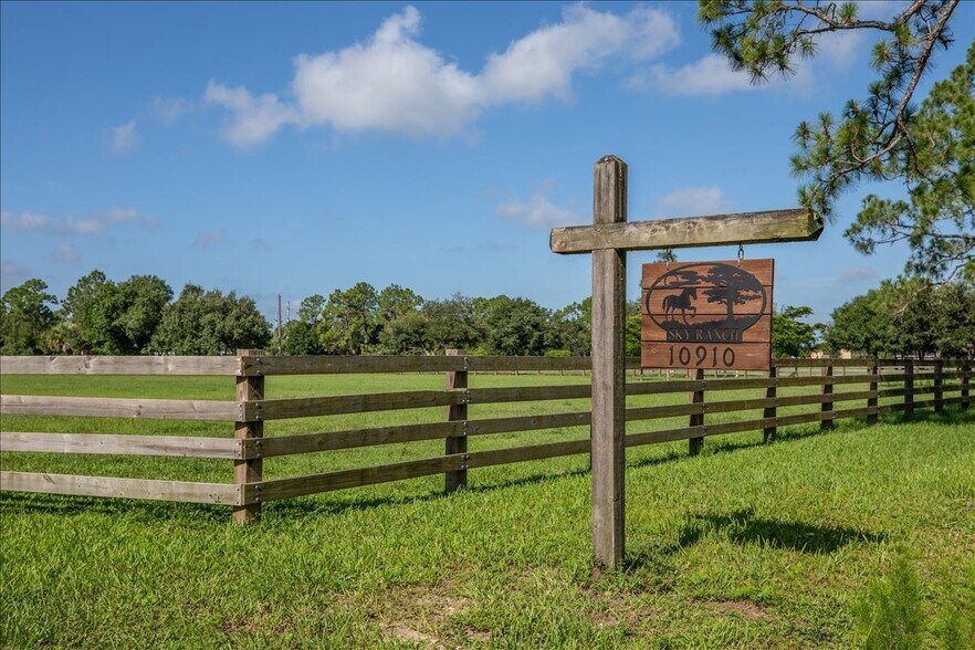 More Photos Of 10910 Ruden Rd, North Fort Myers Specialty For Sale