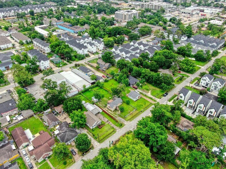 More Photos Of 906 Woodcrest Dr, Houston Land For Sale