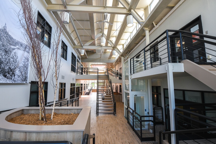 More Photos Of 380 Hunt Club Rd, Ottawa Office For Sale