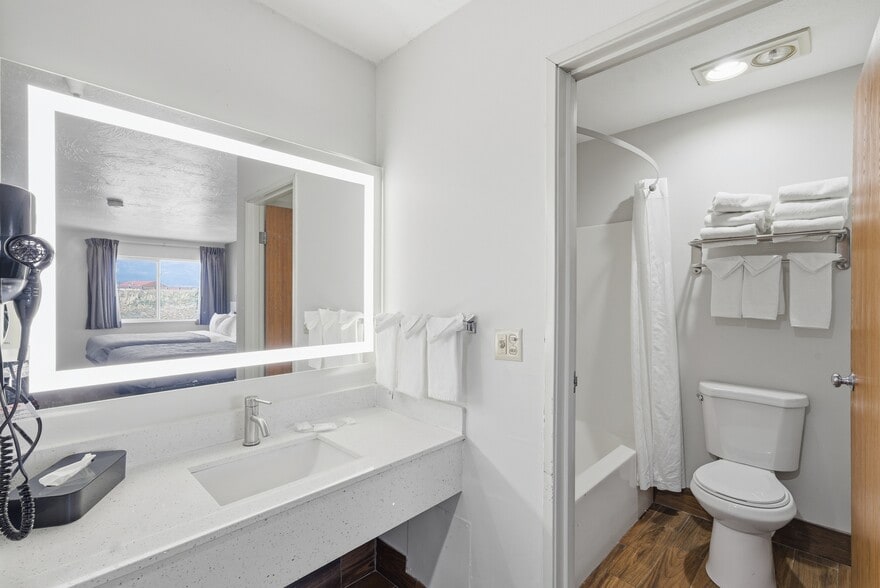 More Photos Of 626 W 1400 N, Beaver Hotel For Sale