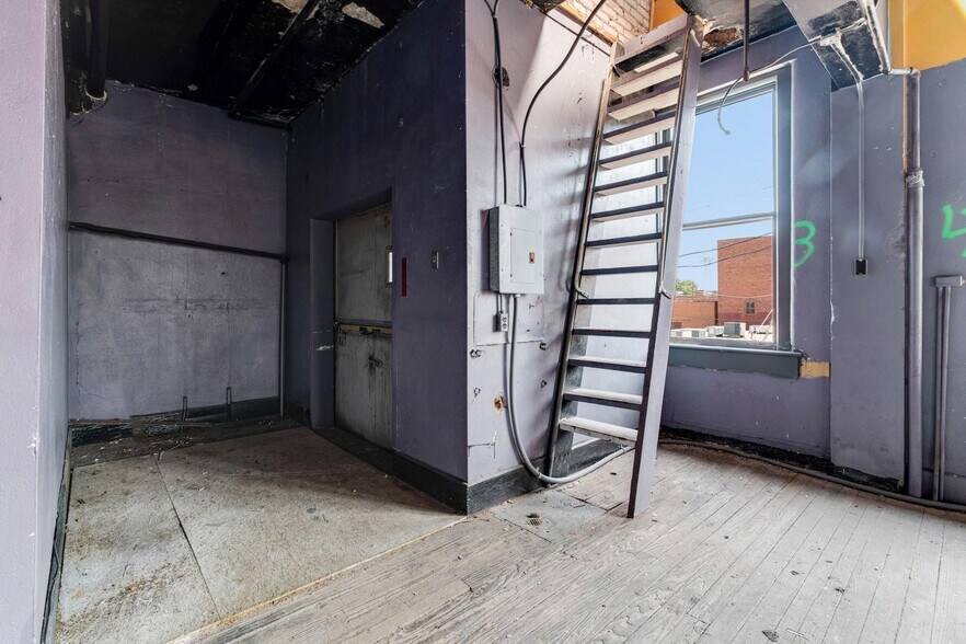 More Photos Of 4 North Plz, Paris Flex For Sale