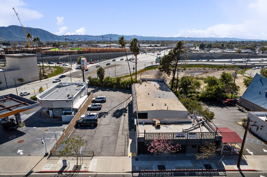More Photos Of 903 N San Fernando Blvd, Burbank Storefront Retail Office For Sale
