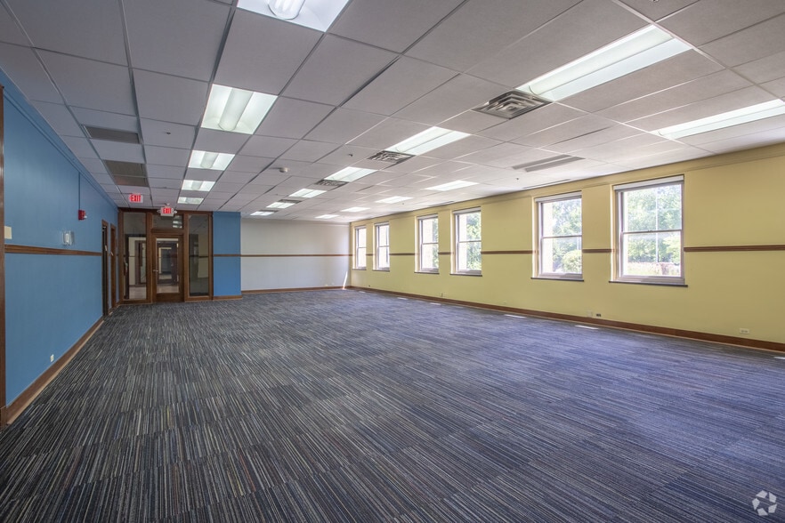 More Photos Of 8100-8180 N McCormick Blvd, Skokie Office Residential For Lease