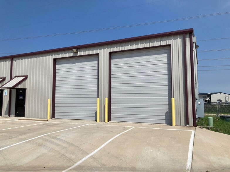 More Photos Of 1919 Golden Heights Rd, Fort Worth Unknown For Lease