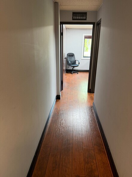 More Photos Of 23291 Ventura Blvd, Woodland Hills Loft Creative Space For Lease