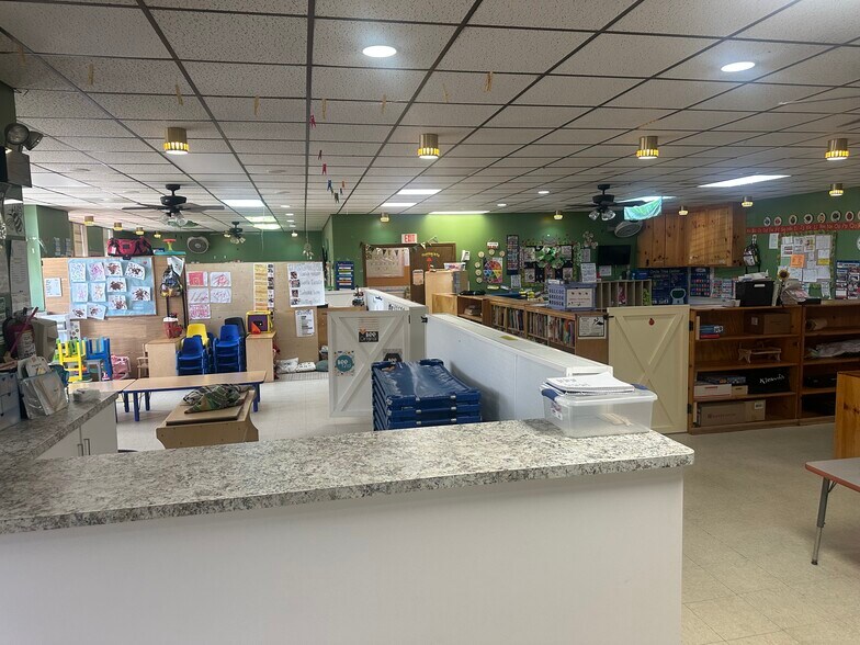 More Photos Of 115 W Concord Dr, Clarksville Flex For Sale