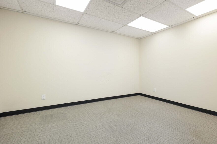 More Photos Of 36 W Main St, Freehold Medical For Lease