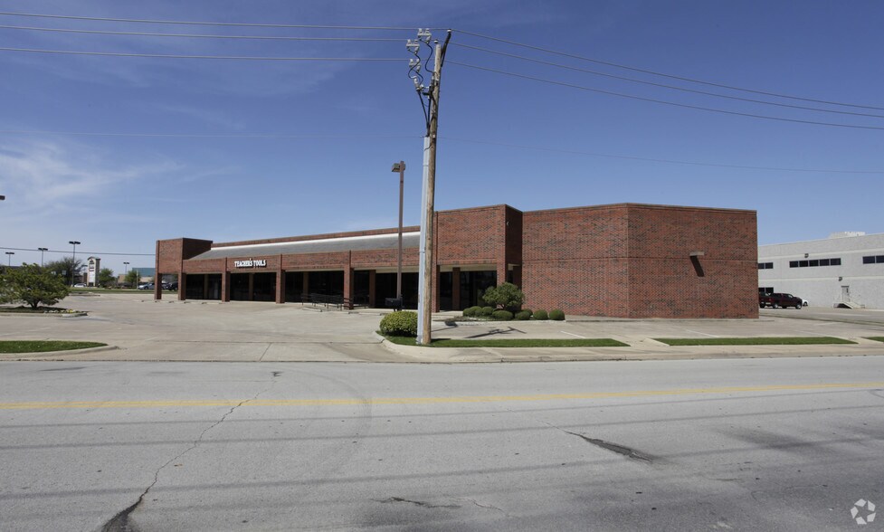 Primary Photo Of 9980 Grapevine Hwy, Hurst General Retail For Lease