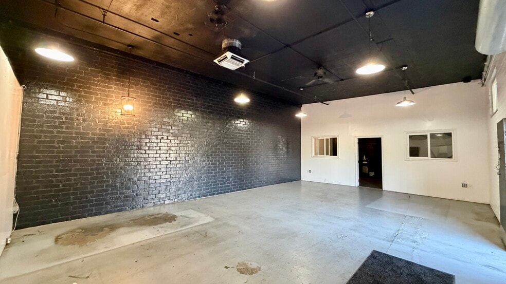 More Photos Of 14850 Calvert St, Van Nuys Service For Lease