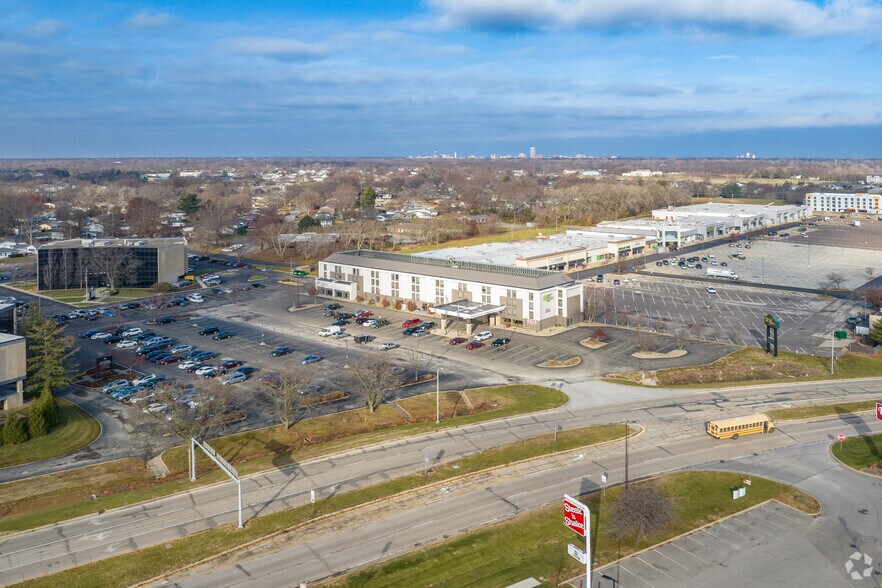 More Photos Of 3185 S Dirksen Pkwy, Springfield Hotel For Sale